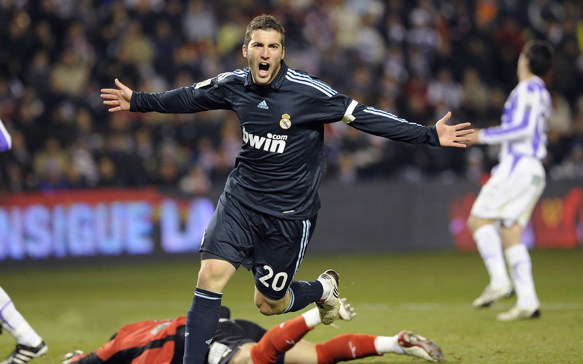 阿尔卡拉斯横扫对手晋级美网八强 新生代王者展现统治力